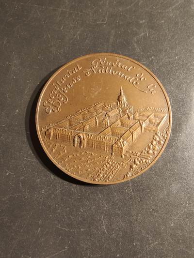 老王徽章第163期 13-15日三场连拍 16日统一发货  13、14日结束后可寄存 -  法国国防和国家安全总秘书处大铜章    章上的建筑描绘了位于巴黎的法国军事学院综合体     直径50mm.    重量61.8g
