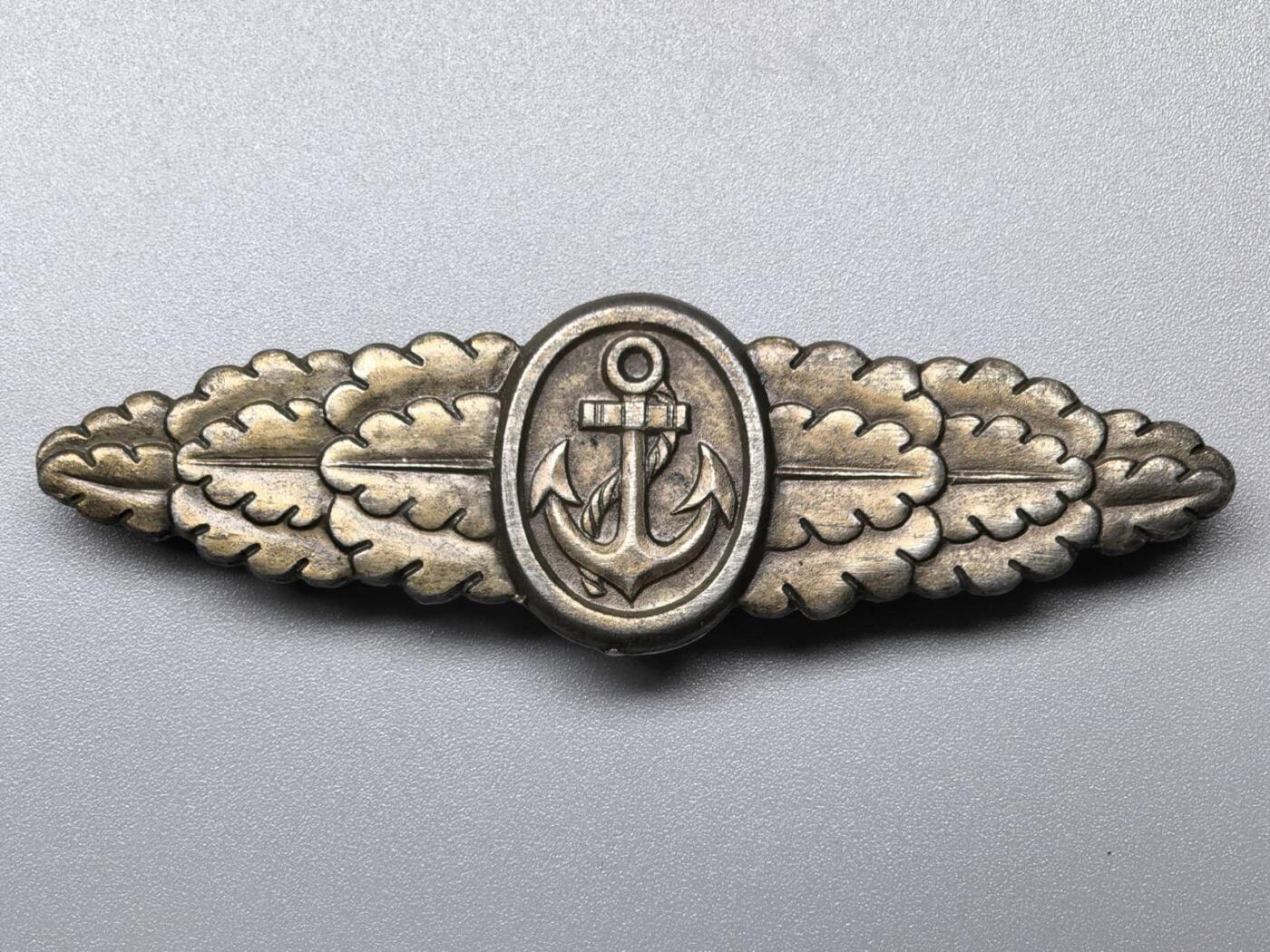 小驴勋章奖章收藏11月15日周六晚五点拍卖（珍爱和平，收藏战争，铭记历史，勿忘国耻，忠党爱国。有偿代拍，送拍规则在简介最后，参拍须阅读规则后再参拍，关系到运费包装发货时效真假辨别等关键信息，拍卖时不再发原图，看大图店主微信码在拍卖店铺介绍里） 57版海军陆战队作战勋饰