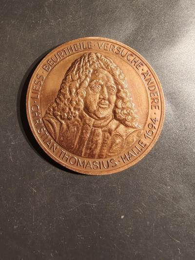 老王徽章第163期 13-15日三场连拍 16日统一发货  13、14日结束后可寄存 - 法国法学家克里斯蒂安•托马修斯纪念章    直径58mm.    重量73.7g