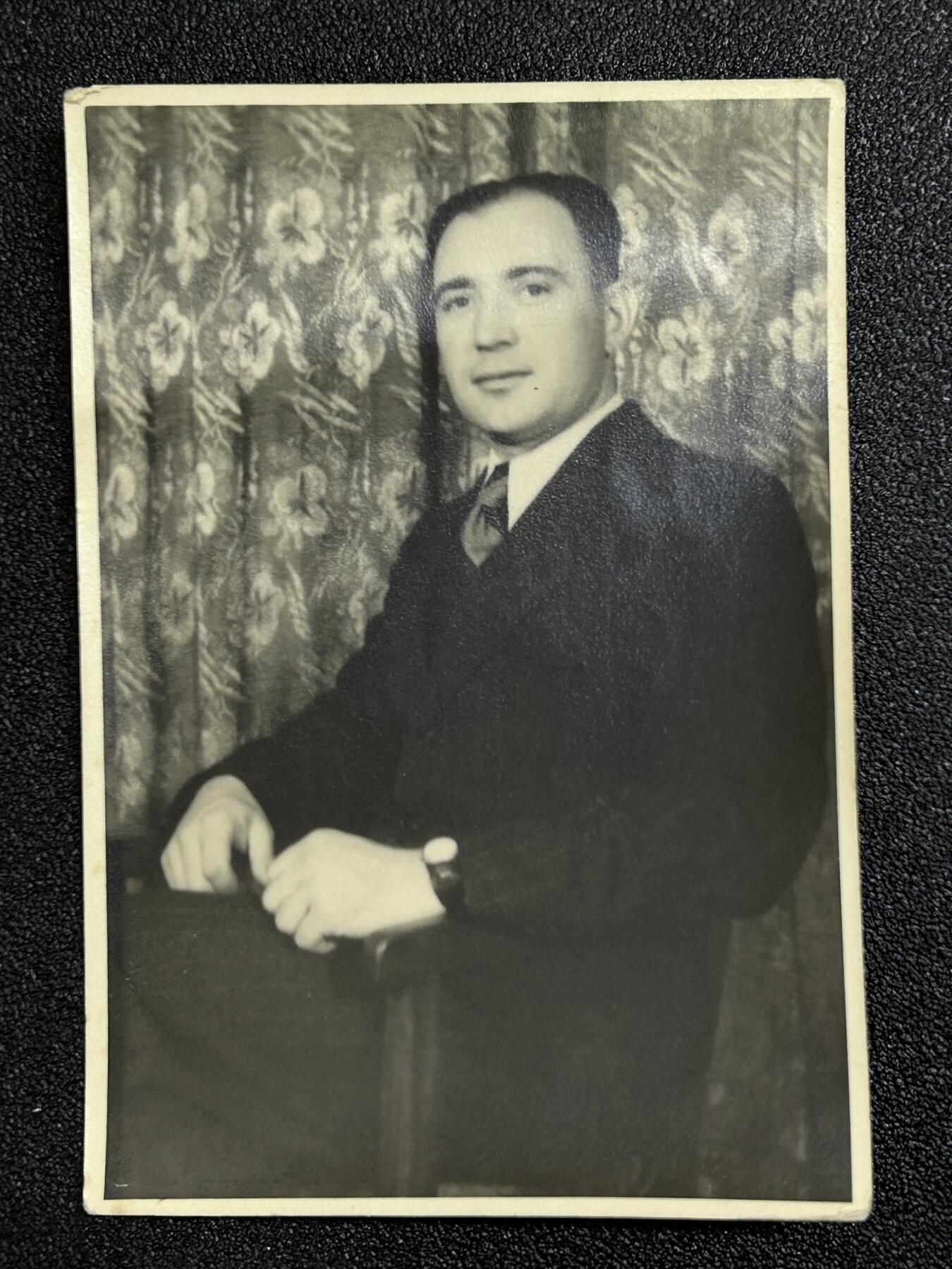 西秦中古拍卖第六十五期 战后德三老兵便装照片