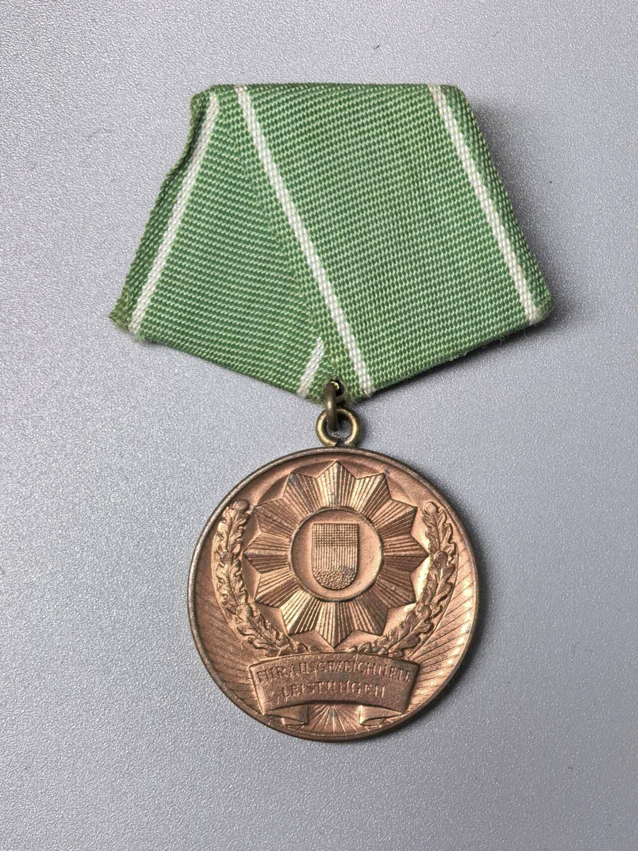 小驴勋章奖章收藏11月15日周六晚五点拍卖（珍爱和平，收藏战争，铭记历史，勿忘国耻，忠党爱国。有偿代拍，送拍规则在简介最后，参拍须阅读规则后再参拍，关系到运费包装发货时效真假辨别等关键信息，拍卖时不再发原图，看大图店主微信码在拍卖店铺介绍里）