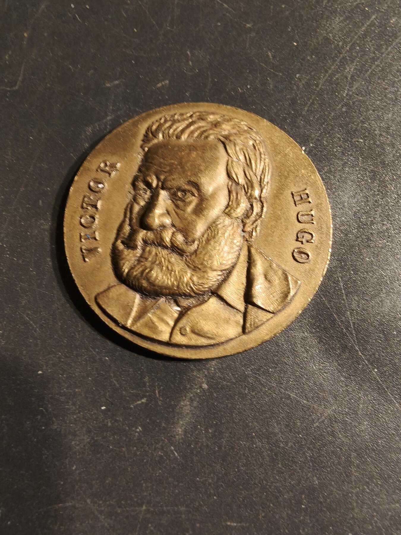 老王徽章第163期 13-15日三场连拍 16日统一发货  13、14日结束后可寄存 法国维克多雨果大铜章     直径39mm.    重量23.5g