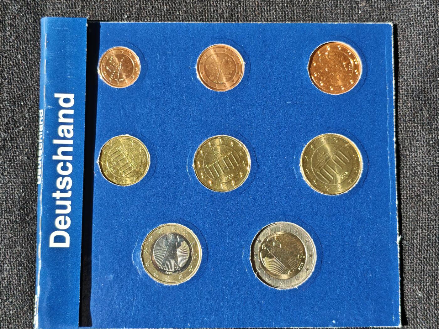 刘世昌艺术品销售中心～虎踞龙蟠*金杨在线联拍群第509期 2002年德国硬币一套8枚（清版欧元），品相如图。