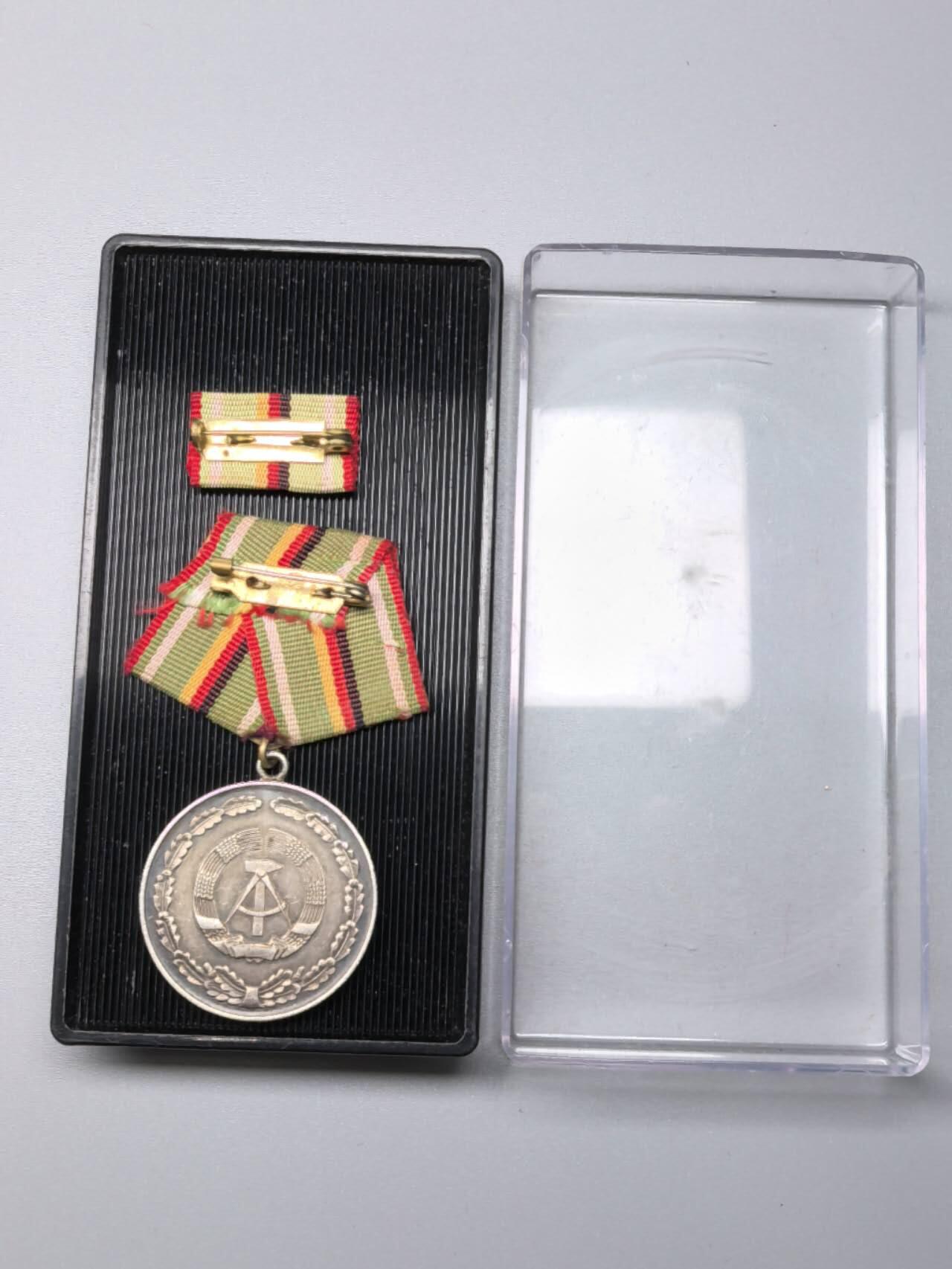 小驴勋章奖章收藏11月15日周六晚五点拍卖（珍爱和平，收藏战争，铭记历史，勿忘国耻，忠党爱国。有偿代拍，送拍规则在简介最后，参拍须阅读规则后再参拍，关系到运费包装发货时效真假辨别等关键信息，拍卖时不再发原图，看大图店主微信码在拍卖店铺介绍里）