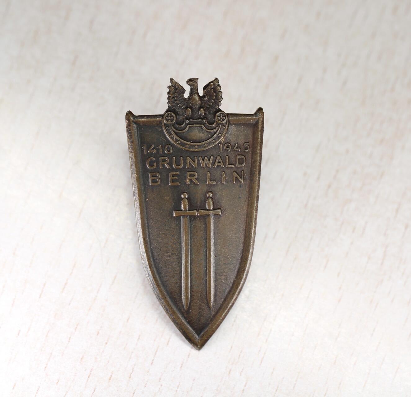 大猫徽章拍卖 第282期 波兰兄弟连勋章，多授予外国在波参战或加入波的国际友人带红白条纹绶带，1945年柏林战役格伦瓦尔德纪念章，铜质盾形徽章，正面刻有双头鹰和GRUNWALD BERLIN字样