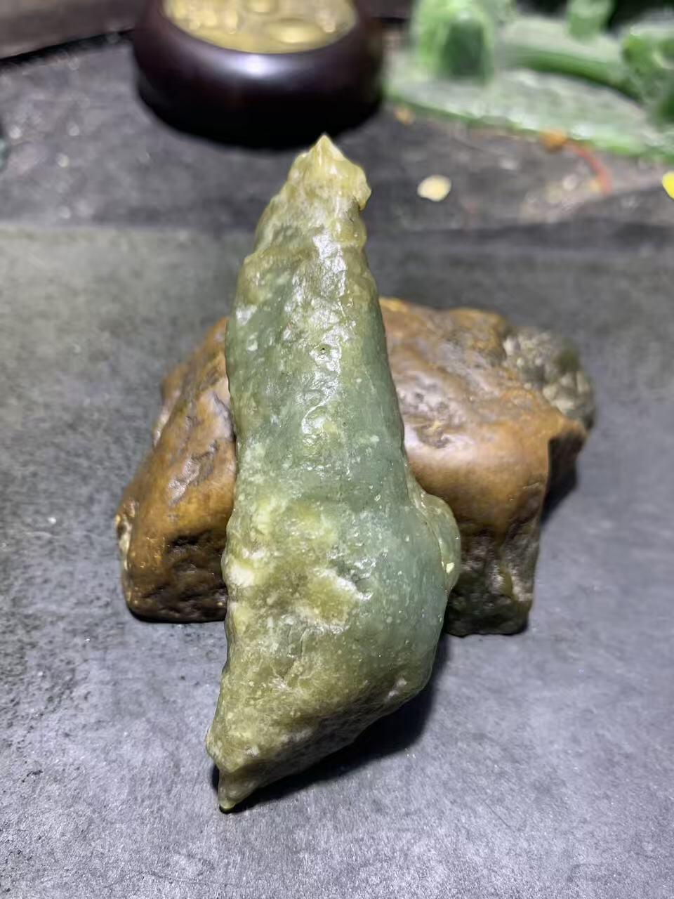 新疆戈壁风化纹和田玉青玉原石一颗，