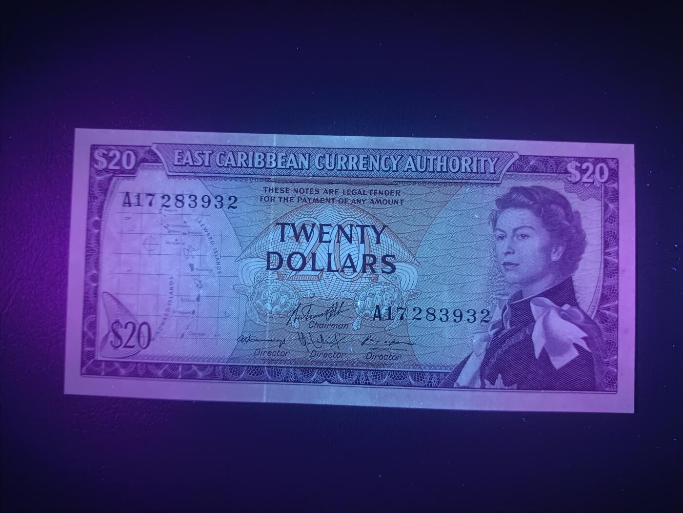 2025十一月第四期，总202期 东加勒比共同体1965版20元AUNC，戎装女王和海滩椰林