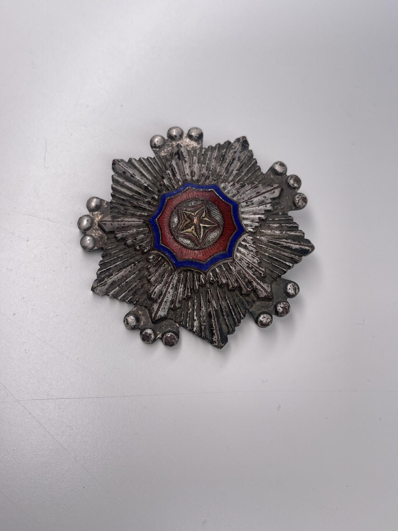 新时代收藏徽章红藏拍卖(第二十八场)  徽章纸品证书杂项 横针版朝鲜三级国旗勋章 难得珐琅没有破损 看好品相略磨