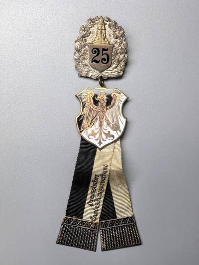 小驴勋章奖章收藏11月15日周六晚五点拍卖（珍爱和平，收藏战争，铭记历史，勿忘国耻，忠党爱国。有偿代拍，送拍规则在简介最后，参拍须阅读规则后再参拍，关系到运费包装发货时效真假辨别等关键信息，拍卖时不再发原图，看大图店主微信码在拍卖店铺介绍里） - 德国普鲁士老兵协会徽章带25周年上挂，铜质珐琅，珐琅完整好品背打Ges.Gesch. Hersteller Preussischer Landeskrieg erverband厂标