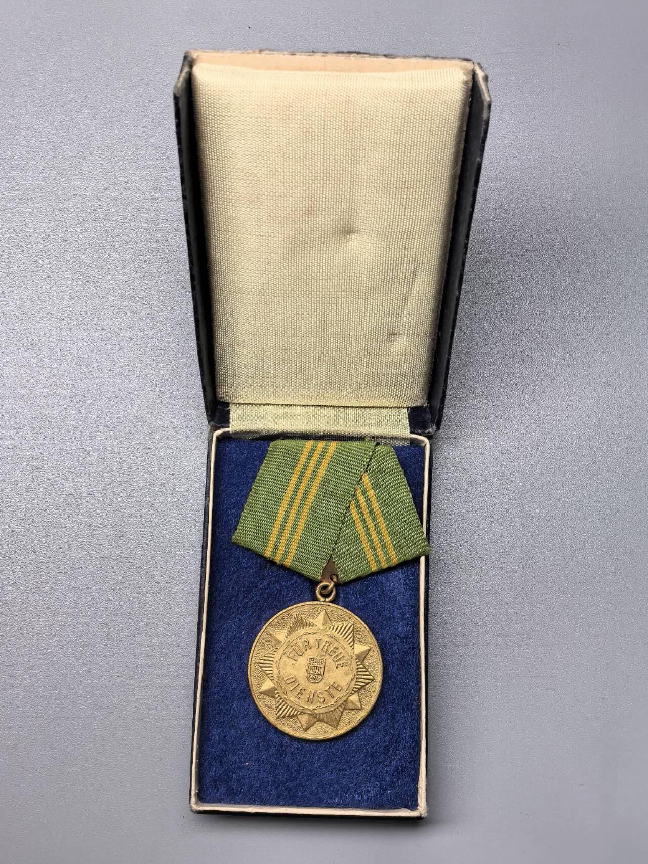 小驴勋章奖章收藏11月15日周六晚五点拍卖（珍爱和平，收藏战争，铭记历史，勿忘国耻，忠党爱国。有偿代拍，送拍规则在简介最后，参拍须阅读规则后再参拍，关系到运费包装发货时效真假辨别等关键信息，拍卖时不再发原图，看大图店主微信码在拍卖店铺介绍里）