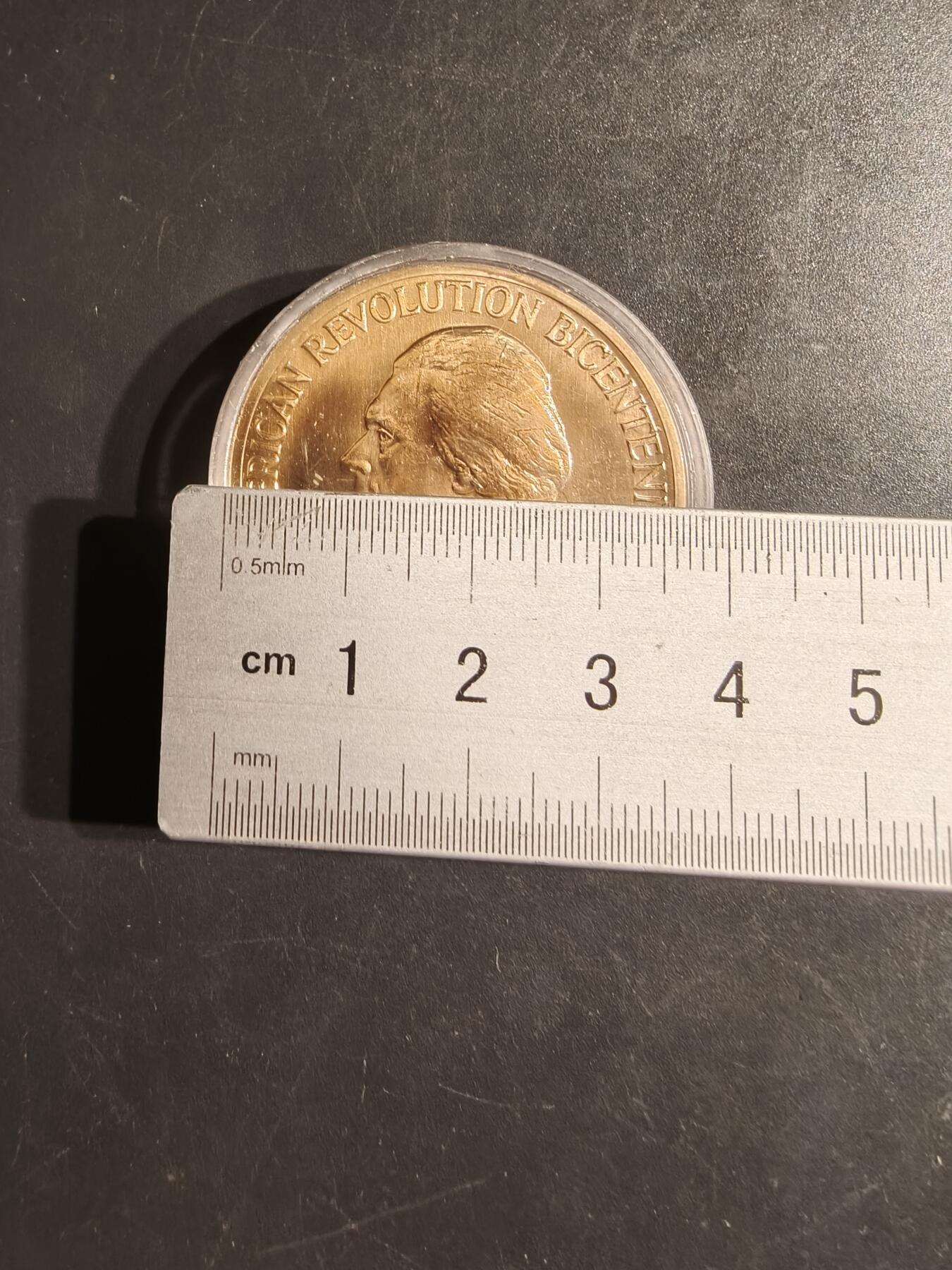 老王徽章第163期 13-15日三场连拍 16日统一发货  13、14日结束后可寄存 美国独立战争200周年纪念章      亚克力原盒     1775年独立宣言     直径38mm