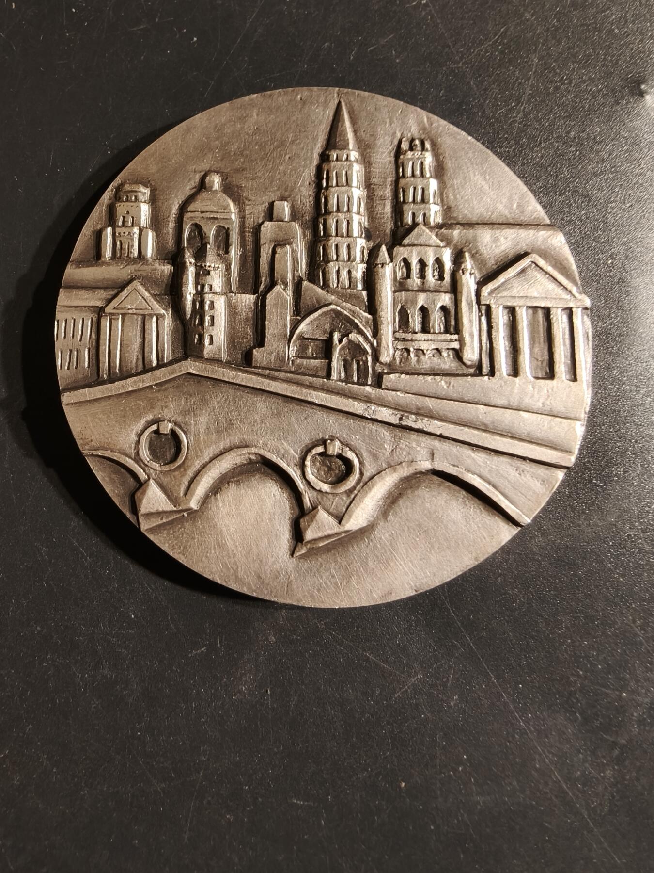 老王徽章第163期 13-15日三场连拍 16日统一发货  13、14日结束后可寄存  法国图卢兹圣塞尔南大教堂镀银大铜章     直径68mm.   重量176.4