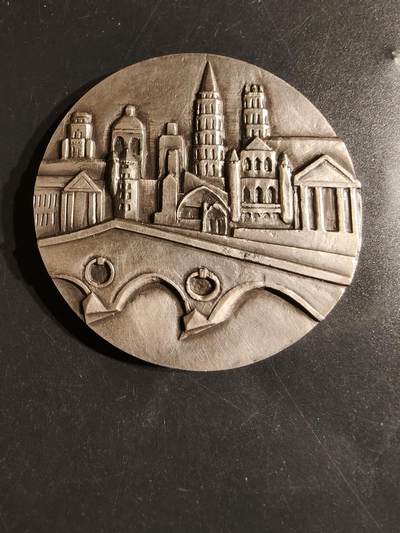 老王徽章第163期 13-15日三场连拍 16日统一发货  13、14日结束后可寄存 -  法国图卢兹圣塞尔南大教堂镀银大铜章     直径68mm.   重量176.4