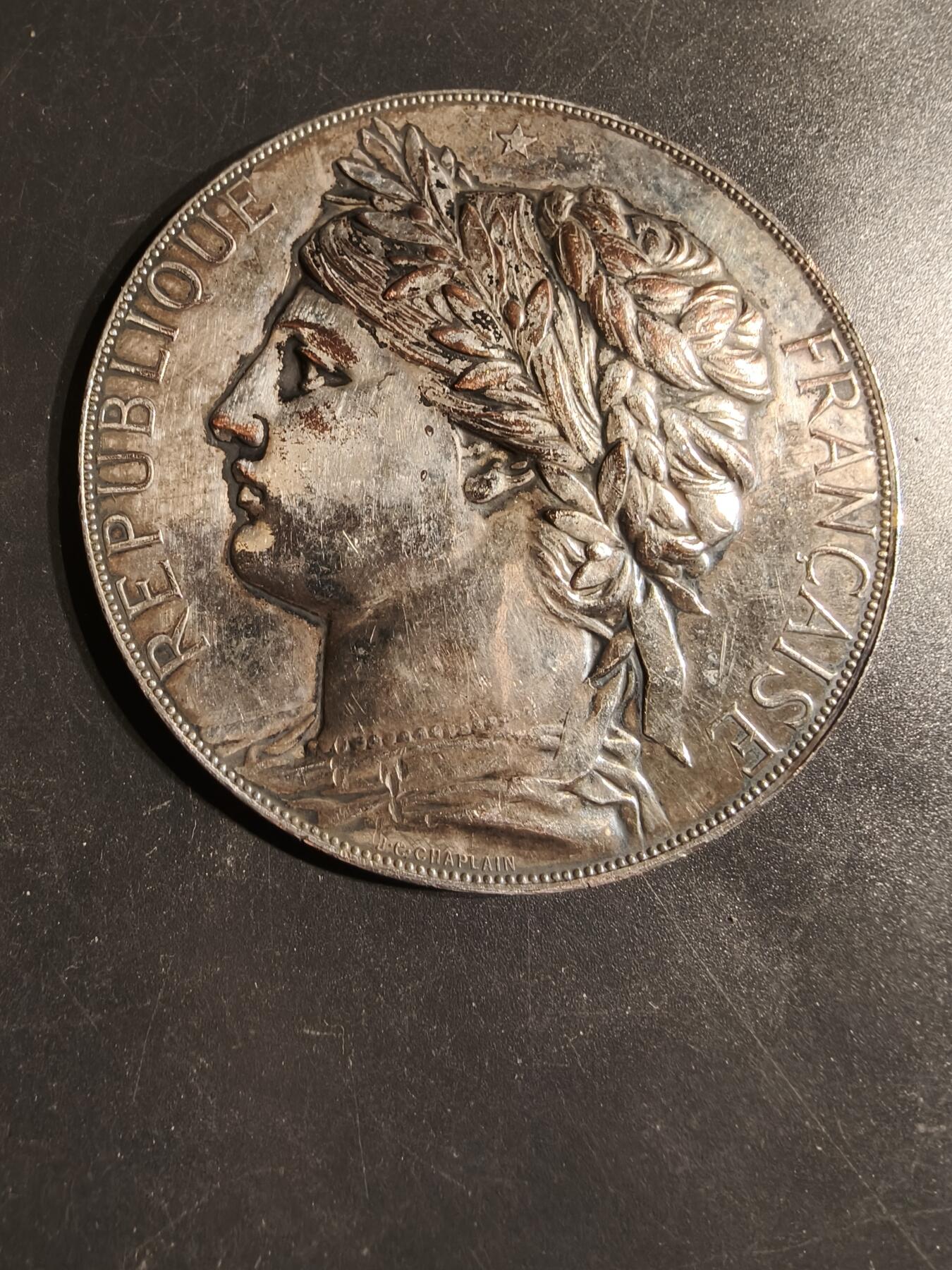 老王徽章第163期 13-15日三场连拍 16日统一发货  13、14日结束后可寄存 法国玛丽安娜单面镀银大铜章     大师夏普兰作品     直径68mm.    重量47.5g