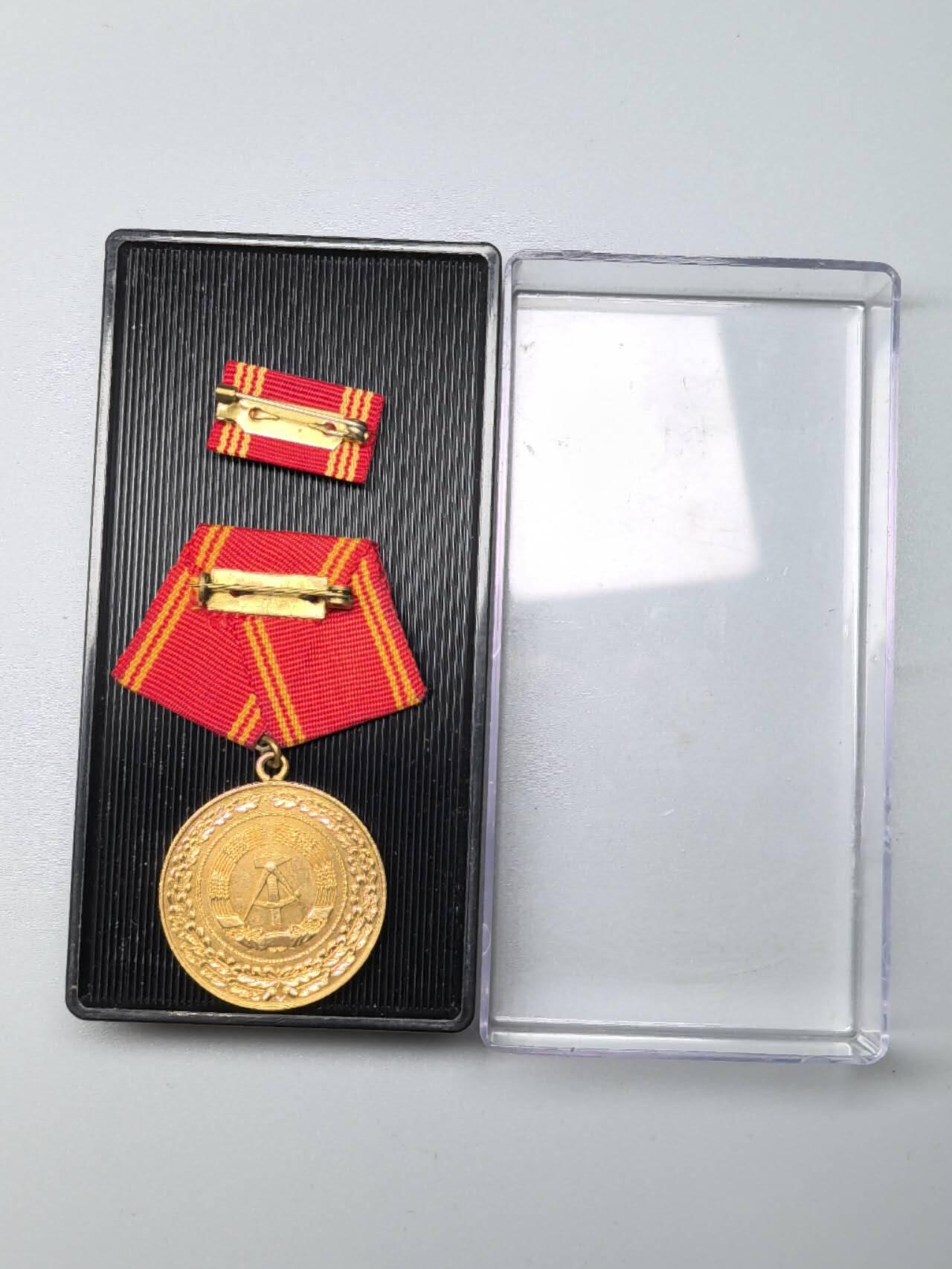 小驴勋章奖章收藏11月15日周六晚五点拍卖（珍爱和平，收藏战争，铭记历史，勿忘国耻，忠党爱国。有偿代拍，送拍规则在简介最后，参拍须阅读规则后再参拍，关系到运费包装发货时效真假辨别等关键信息，拍卖时不再发原图，看大图店主微信码在拍卖店铺介绍里）