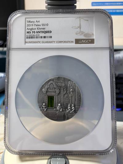 第181期拍卖 - 帕劳2019年蒂凡尼柬埔寨吴哥窟2盎司镶嵌玻璃银币NGC-MS70原盒证书，999银，发行999枚