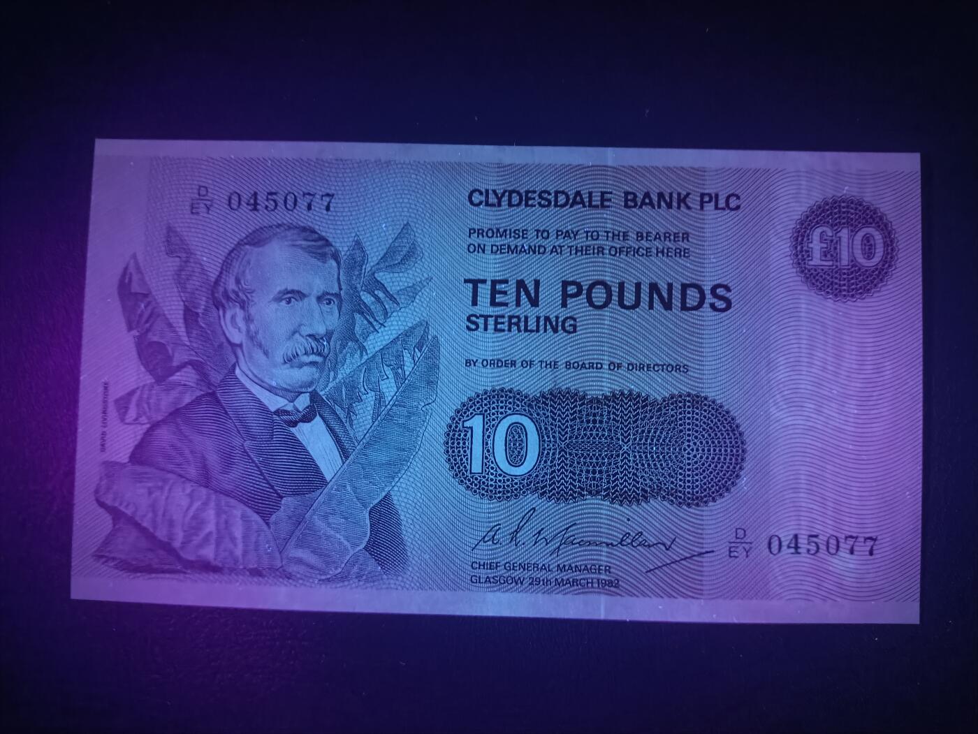 2025十一月第四期，总202期 苏格兰克莱斯戴勒银行1982年10镑UNC-，地理学家利文斯通博士和黑奴，很快就因为“民族观念不正确”停印