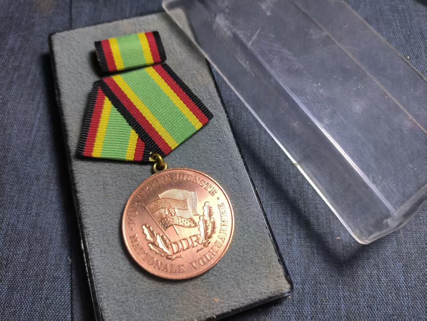 罗岚⭐爱藏⭐精品专拍第七场-分享拍场赚佣（周六有群拍，详细看简介） 民主德国人民军铜级忠诚服役奖章带盒略 早期提手挂版本绒布盒品极佳