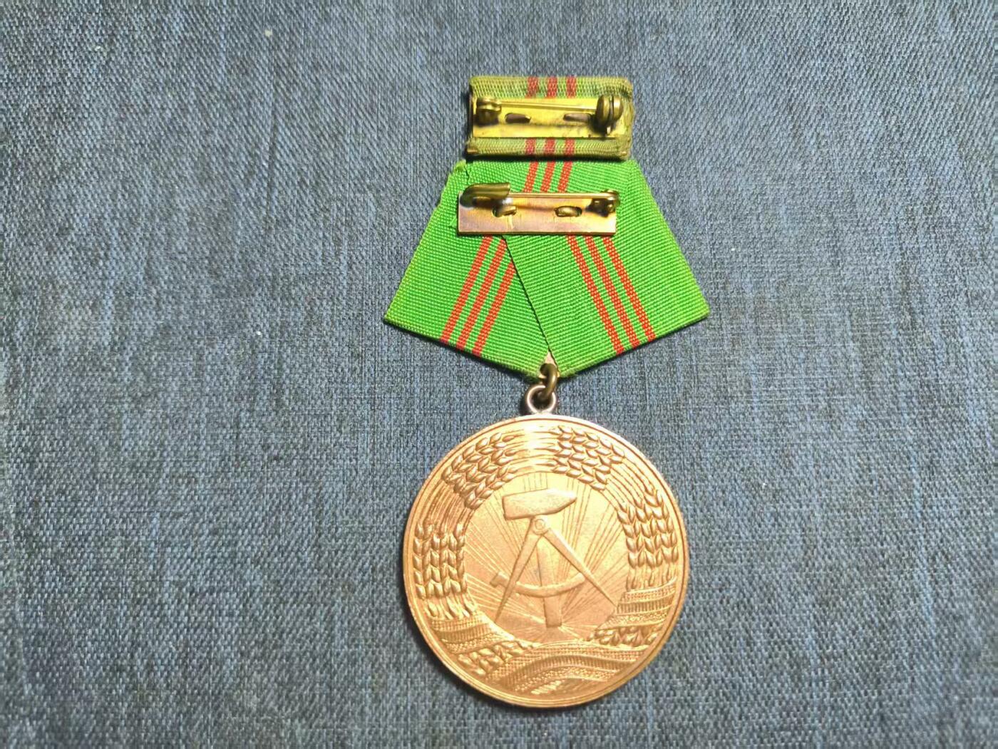 罗岚⭐爱藏⭐精品专拍第七场-分享拍场赚佣（周六有群拍，详细看简介） 民主德国内务部人民警察铜级（三等）忠诚服役奖章  最早期T1版