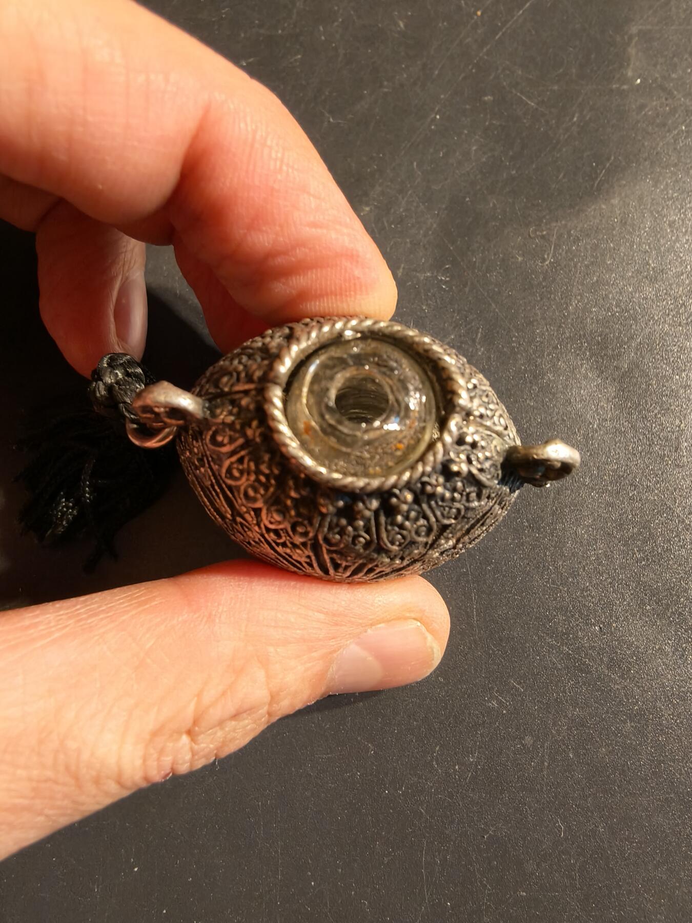 老王徽章第163期 13-15日三场连拍 16日统一发货  13、14日结束后可寄存  法国19世纪镀银香水瓶     里面有一个无法取出来的杯子类的物体     尺寸45mm