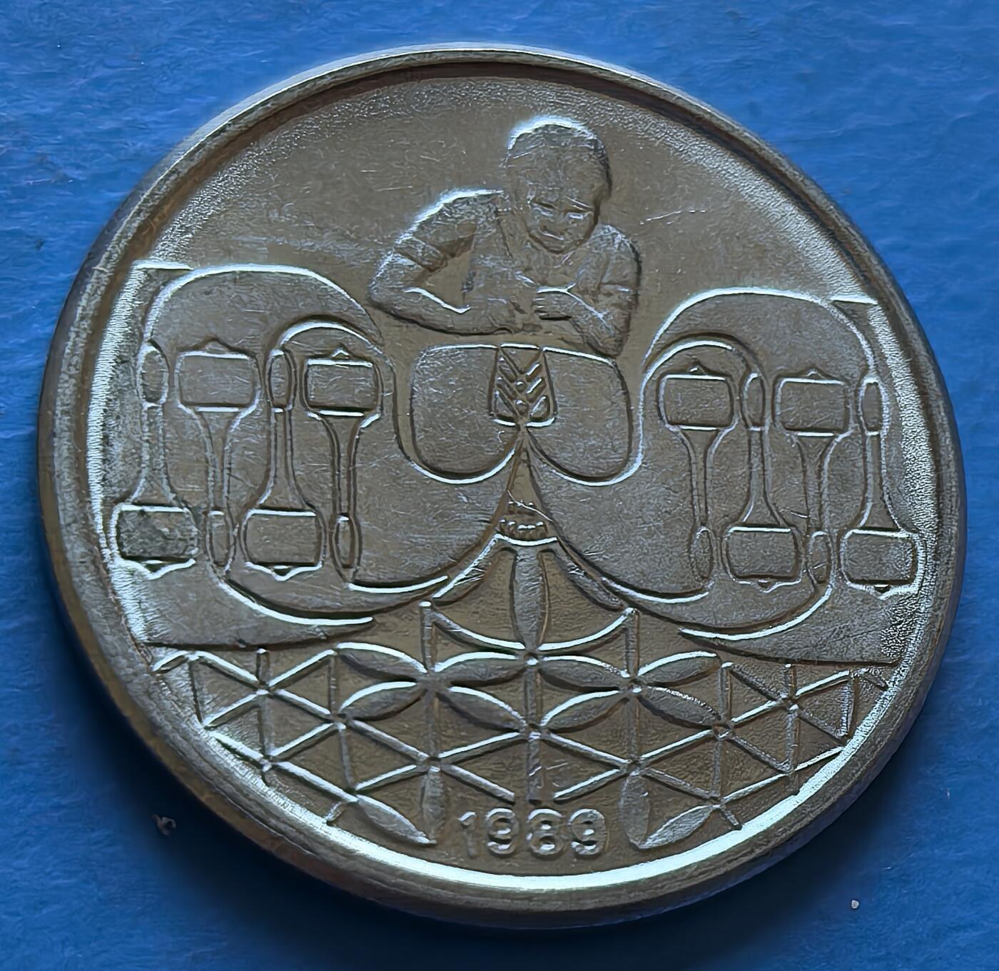 外国优质老铜币银币，周六九点倒数截拍，满百包邮，可寄存半年，喜欢朋友微信扫描二维码可直接参拍