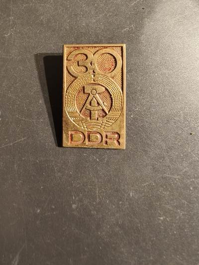 老王徽章第163期 13-15日三场连拍 16日统一发货  13、14日结束后可寄存 - 东德成立30周年证章 