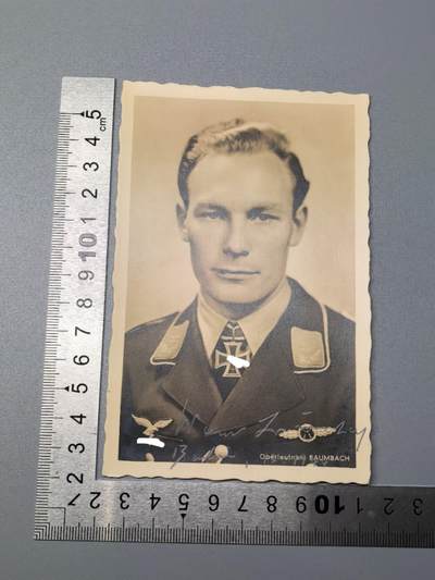 小驴勋章奖章收藏11月15日周六晚五点拍卖（珍爱和平，收藏战争，铭记历史，勿忘国耻，忠党爱国。有偿代拍，送拍规则在简介最后，参拍须阅读规则后再参拍，关系到运费包装发货时效真假辨别等关键信息，拍卖时不再发原图，看大图店主微信码在拍卖店铺介绍里） - 第16枚佩剑橡叶骑士铁十字勋章获得者轰炸机飞行员维尔纳·鲍姆巴赫上校战时签名照