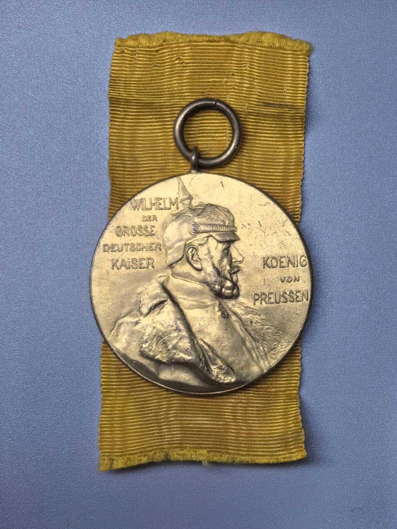 小驴勋章奖章收藏11月15日周六晚五点拍卖（珍爱和平，收藏战争，铭记历史，勿忘国耻，忠党爱国。有偿代拍，送拍规则在简介最后，参拍须阅读规则后再参拍，关系到运费包装发货时效真假辨别等关键信息，拍卖时不再发原图，看大图店主微信码在拍卖店铺介绍里）