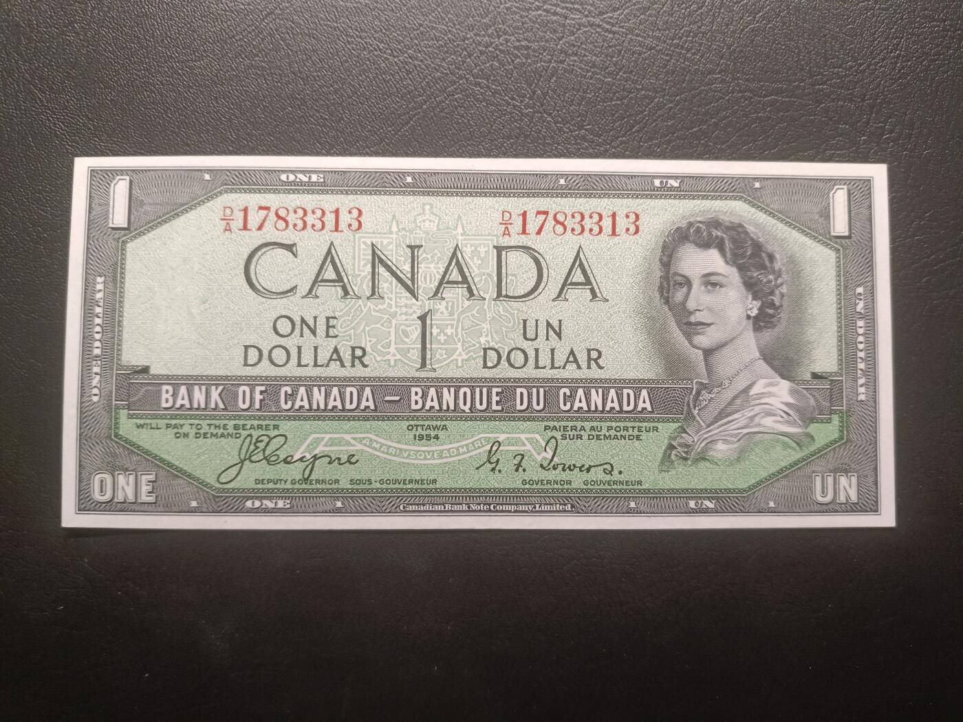 2025十一月第四期，总202期 加拿大1954版1元“魔鬼脸”版本首签UNC-有挤纸，因新发行纸币的女王发型可以看出来一个魔鬼向下看的脸而被舆论攻击，从而紧急改版，导致此版本稀少