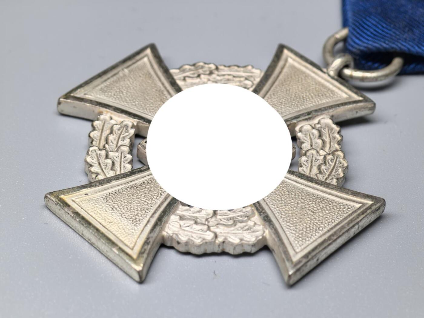 小驴勋章奖章收藏11月15日周六晚五点拍卖（珍爱和平，收藏战争，铭记历史，勿忘国耻，忠党爱国。有偿代拍，送拍规则在简介最后，参拍须阅读规则后再参拍，关系到运费包装发货时效真假辨别等关键信息，拍卖时不再发原图，看大图店主微信码在拍卖店铺介绍里）