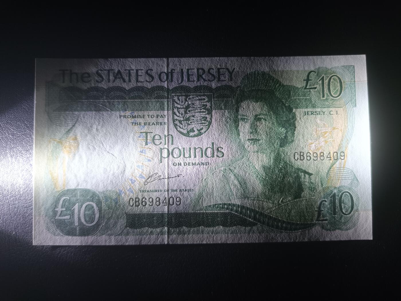 2025十一月第四期，总202期 泽西岛1983版10镑UNC双冠，稀有的珍珠冠女王版本中高面值，女王和伊丽莎白堡