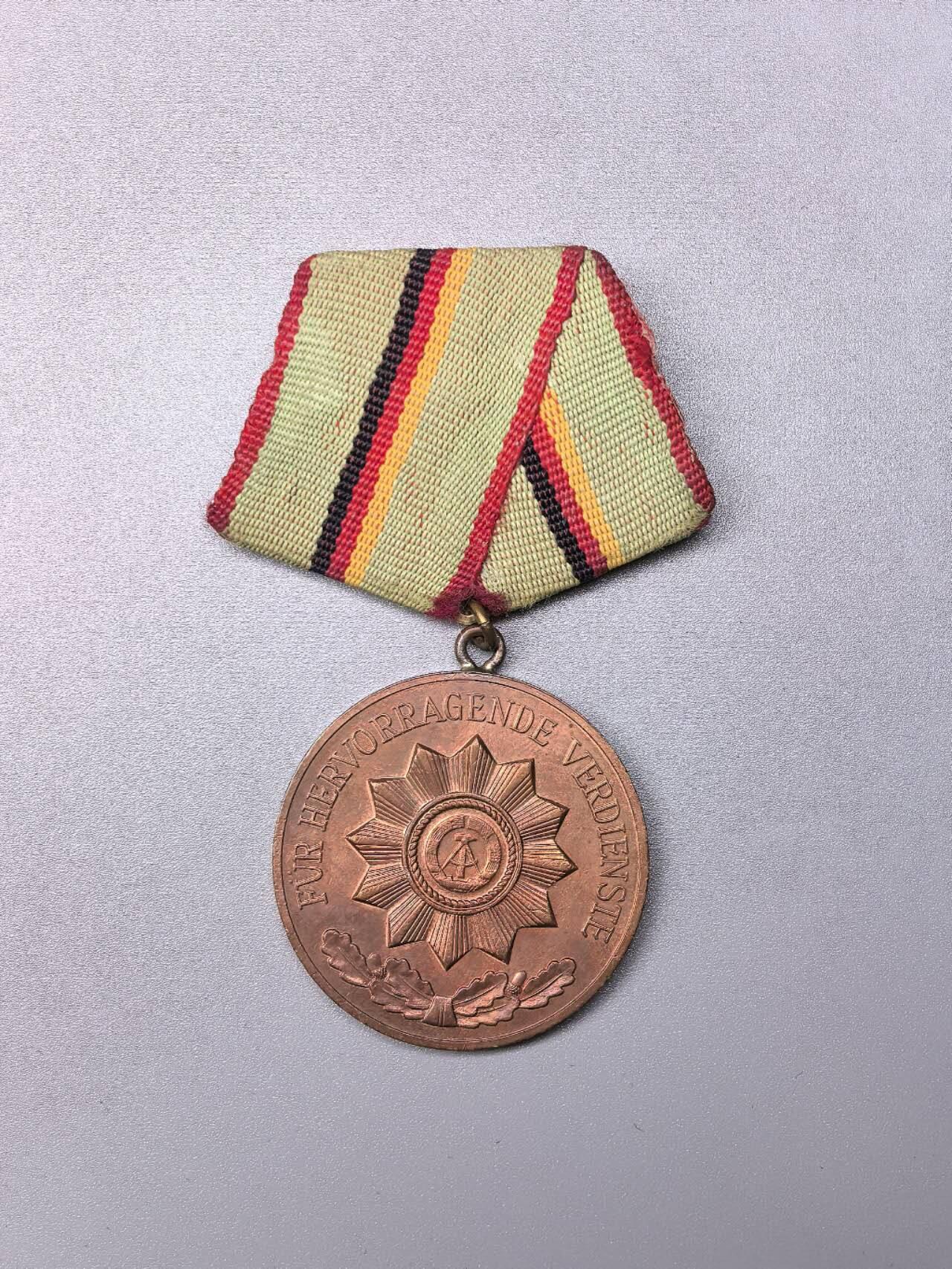 小驴勋章奖章收藏11月15日周六晚五点拍卖（珍爱和平，收藏战争，铭记历史，勿忘国耻，忠党爱国。有偿代拍，送拍规则在简介最后，参拍须阅读规则后再参拍，关系到运费包装发货时效真假辨别等关键信息，拍卖时不再发原图，看大图店主微信码在拍卖店铺介绍里）