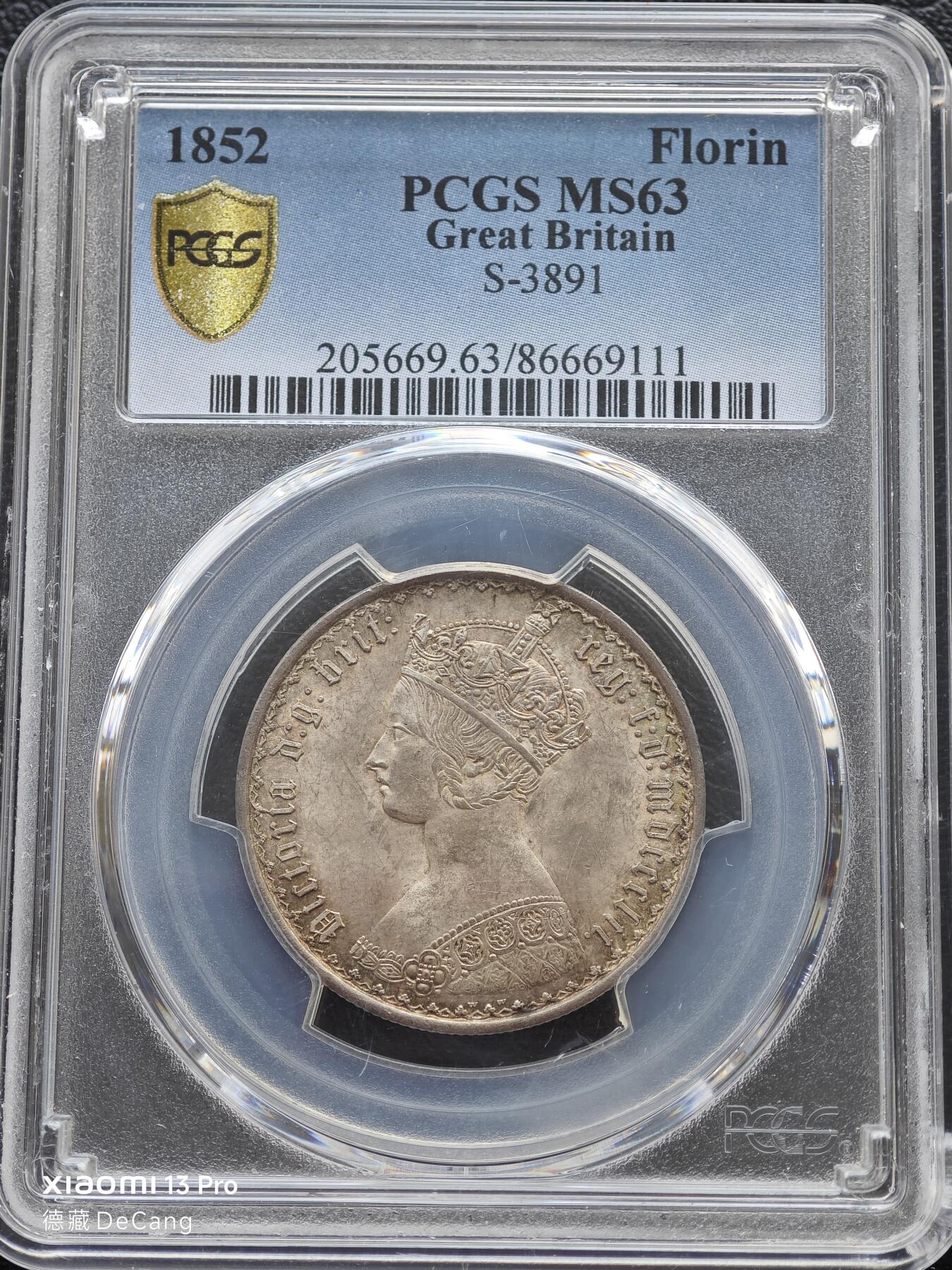 【德藏】世界币章拍卖第153期（拍品征集中~欢迎藏友联系） 1852年 英国维多利亚女王哥特弗洛林银币 PCGS MS63 原味包浆 状态极佳 这枚设计是所有哥特弗洛林中维多利亚女王像最年轻漂亮的一版