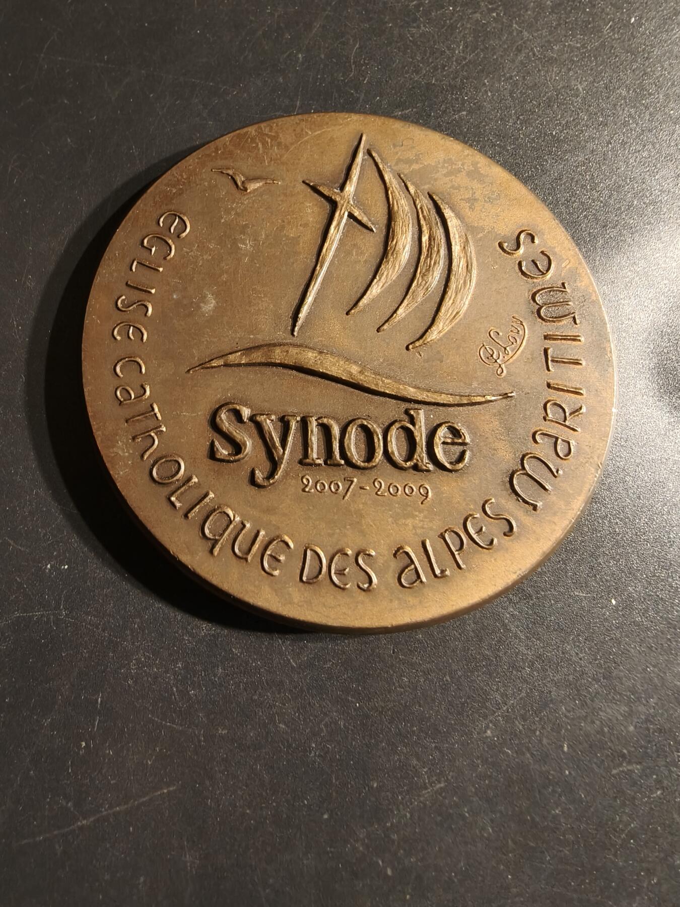 老王徽章第163期 13-15日三场连拍 16日统一发货  13、14日结束后可寄存 法国2007-2009天主教会阿尔卑斯省教区教区会议大铜章     圣母圣子像     直径68mm.    重量174.2 