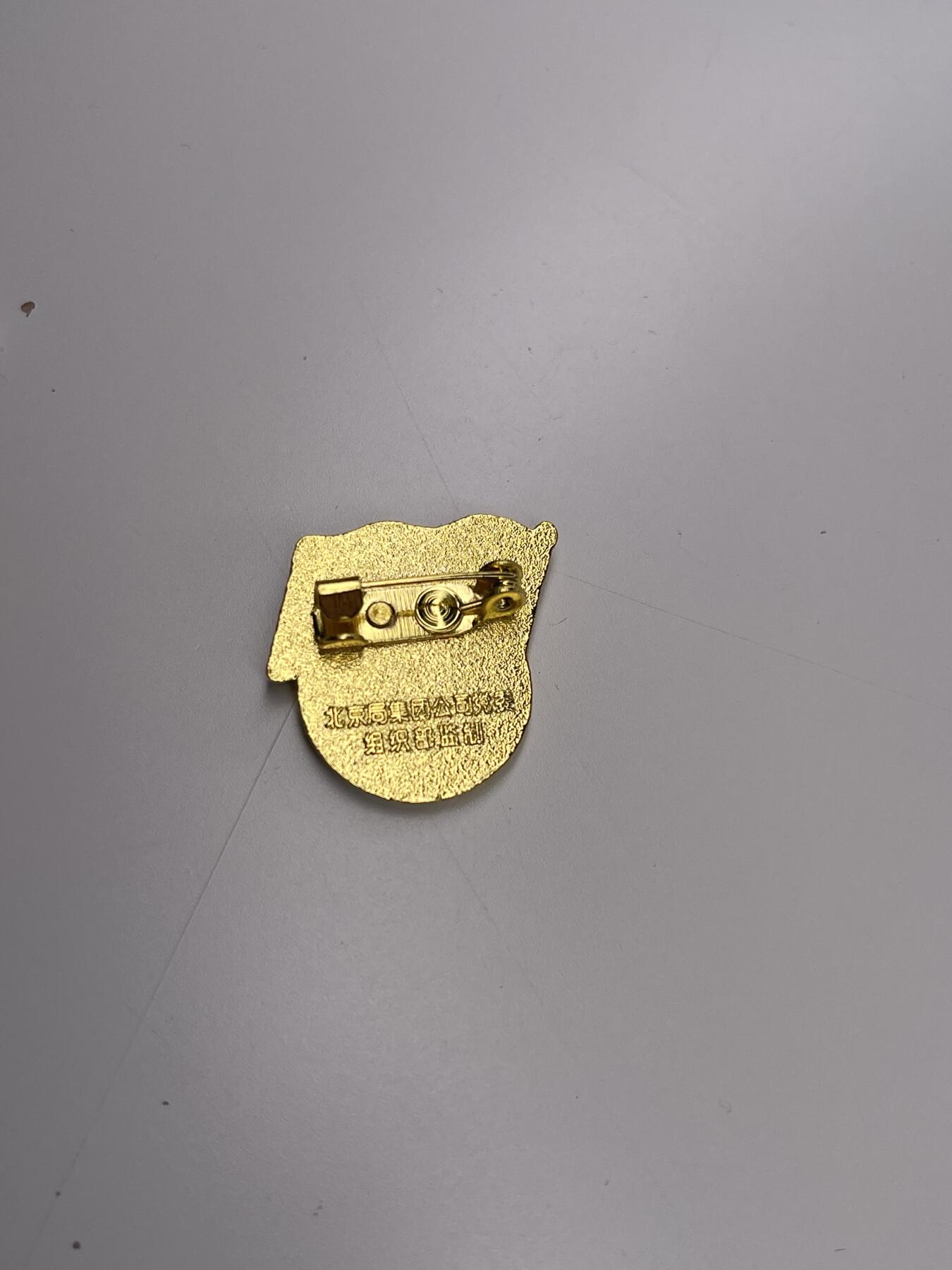 新时代收藏徽章红藏拍卖(第二十八场)  徽章纸品证书杂项 铁路党徽 党徽丢了的朋友可以配着用 正面是一样的 全新