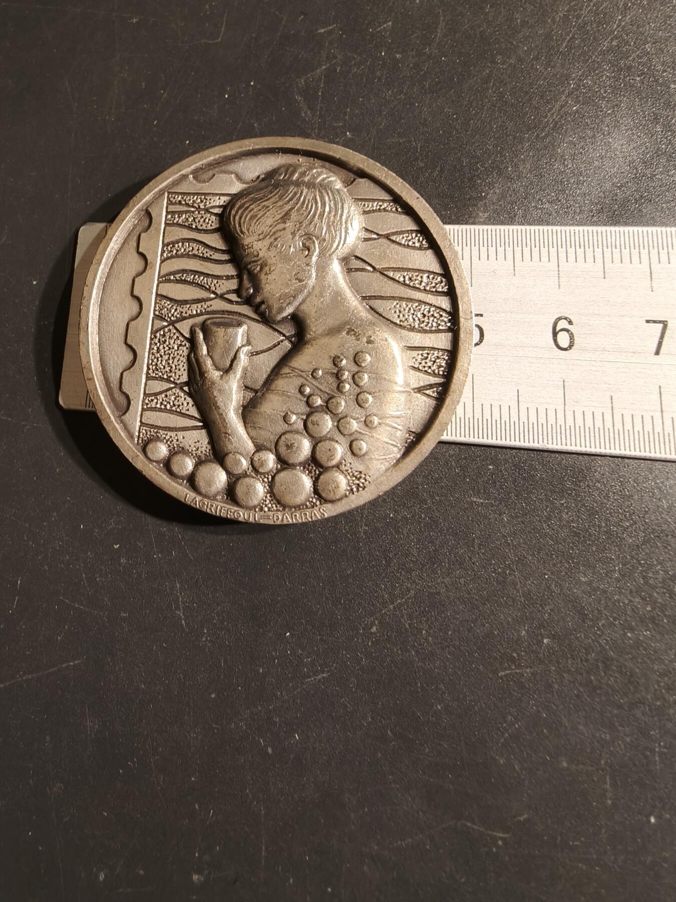 老王徽章第163期 13-15日三场连拍 16日统一发货  13、14日结束后可寄存  法国维希市集邮协会联盟第54届全国代表大会镀银大铜章      直径50mm.    重量76.7g