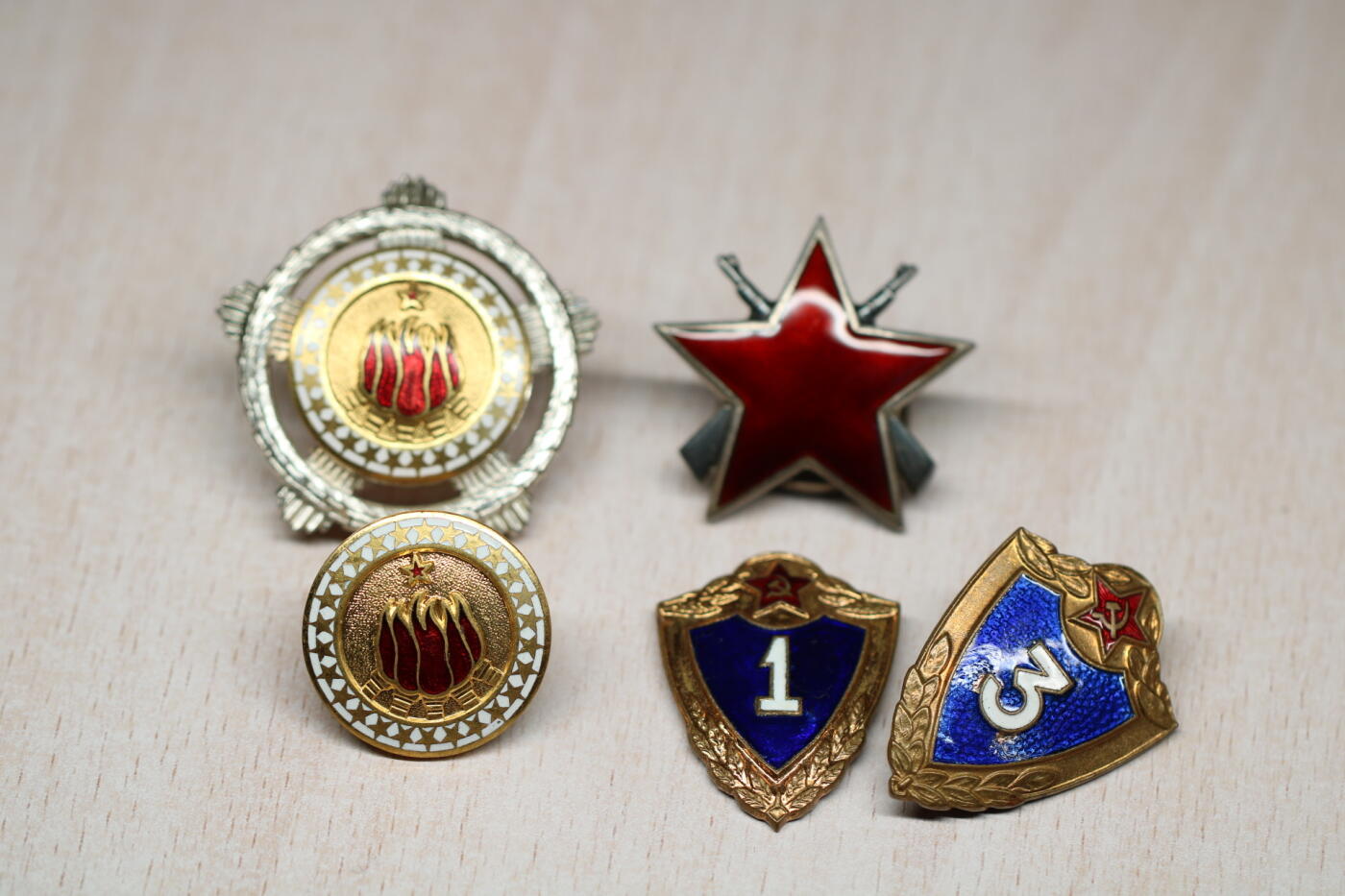 大猫徽章拍卖 第282期 南斯拉夫二级友谊、三级游击队之星 苏联证章