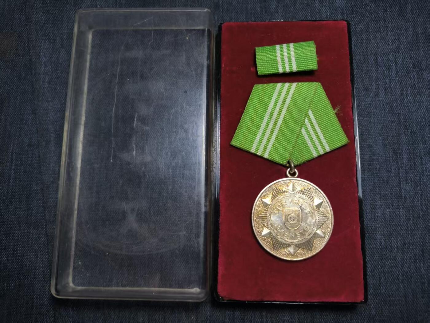 罗岚⭐爱藏⭐精品专拍第七场-分享拍场赚佣（周六有群拍，详细看简介） 民主德国内务部人民警察银级忠诚服务奖章带盒略 早期绒布盒版