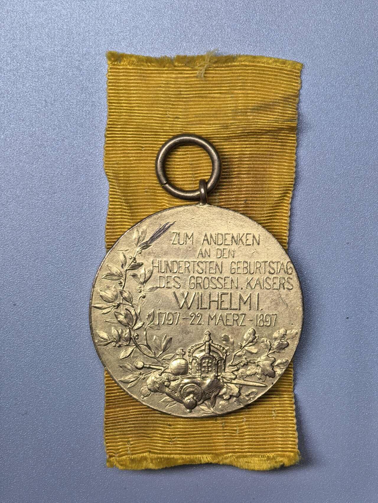 小驴勋章奖章收藏11月15日周六晚五点拍卖（珍爱和平，收藏战争，铭记历史，勿忘国耻，忠党爱国。有偿代拍，送拍规则在简介最后，参拍须阅读规则后再参拍，关系到运费包装发货时效真假辨别等关键信息，拍卖时不再发原图，看大图店主微信码在拍卖店铺介绍里）