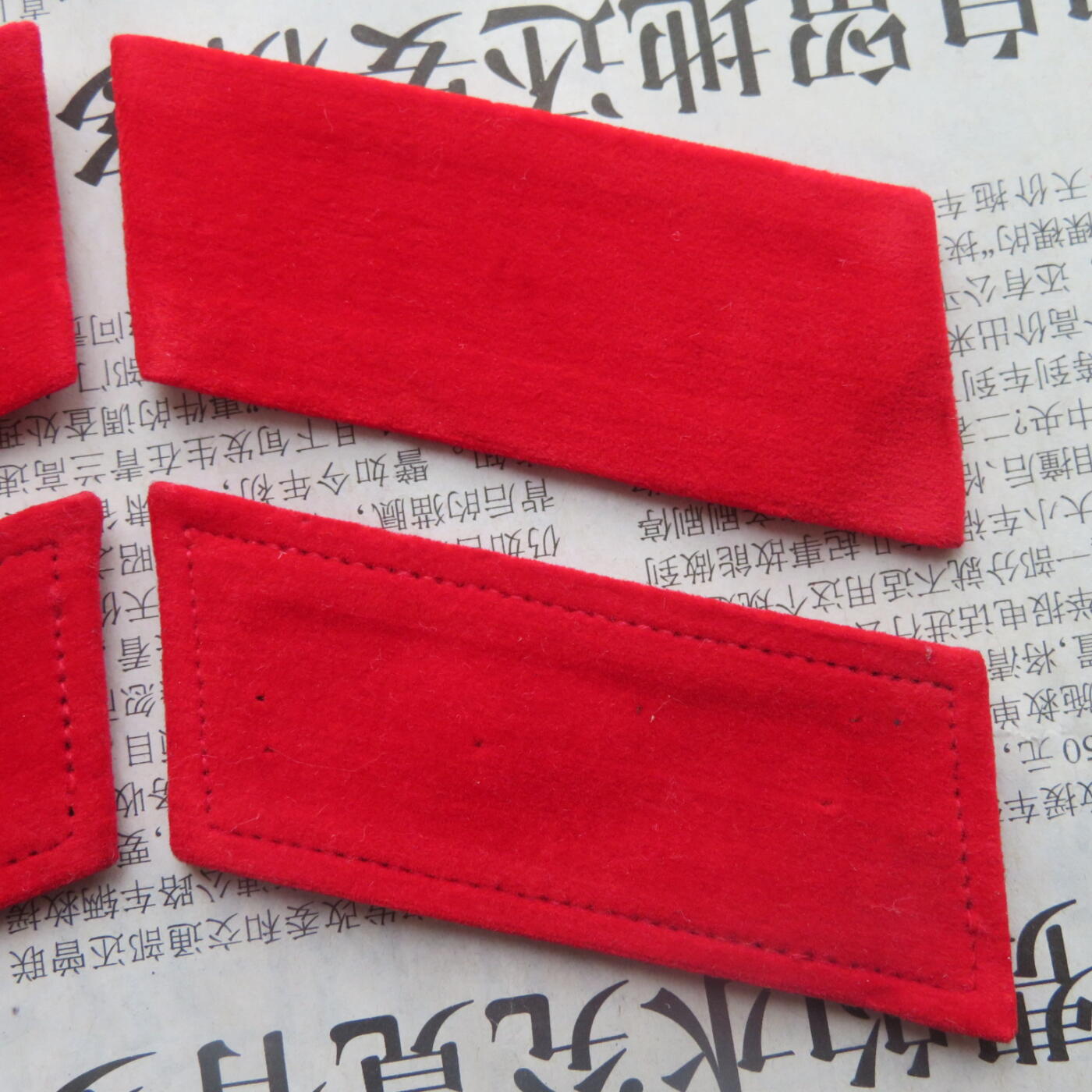 33--【有瑕疵】65扎线、无扎线红领章各一付、红五角星一个20241208-1