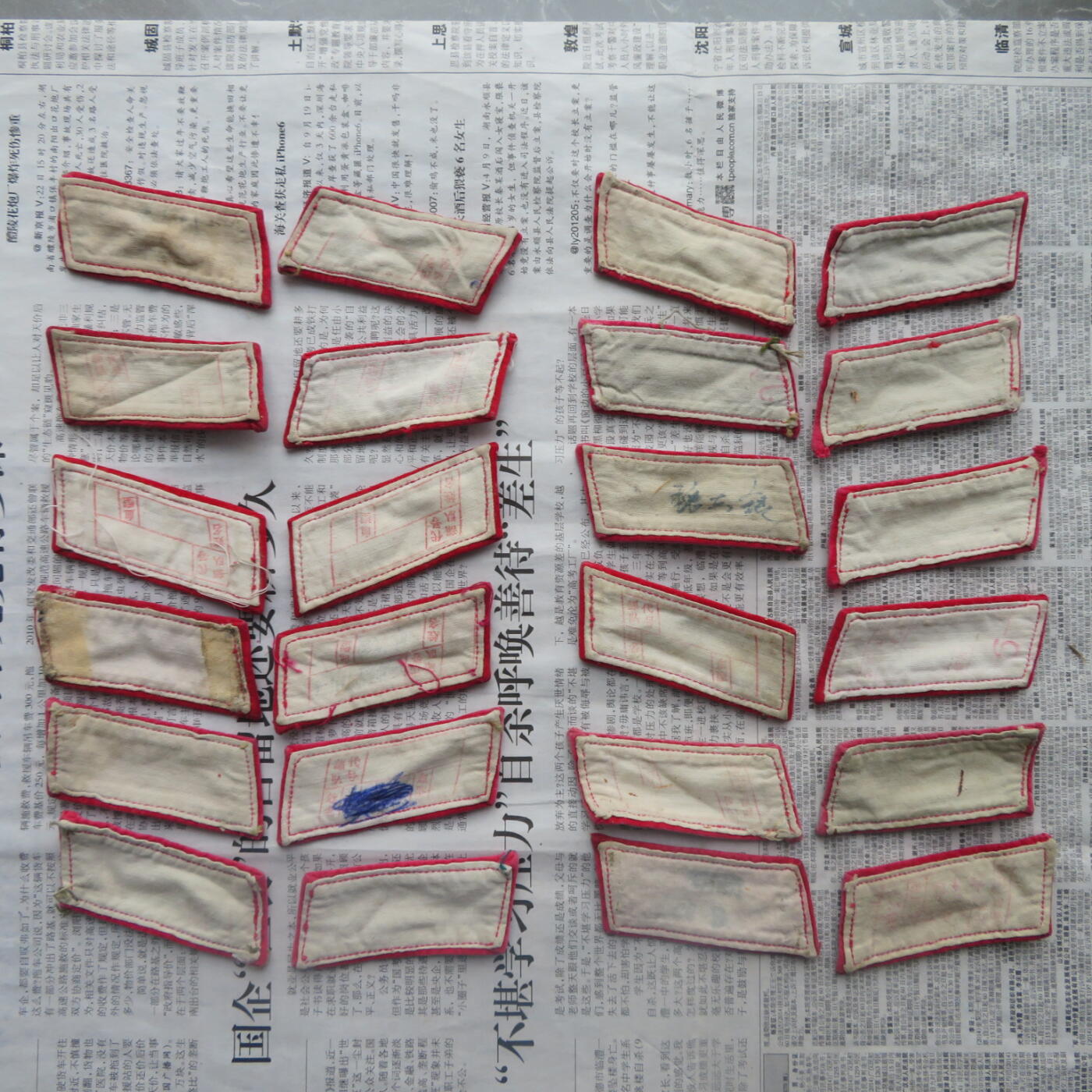 12--使用过的65通用扎线红领章12付一组0924-5