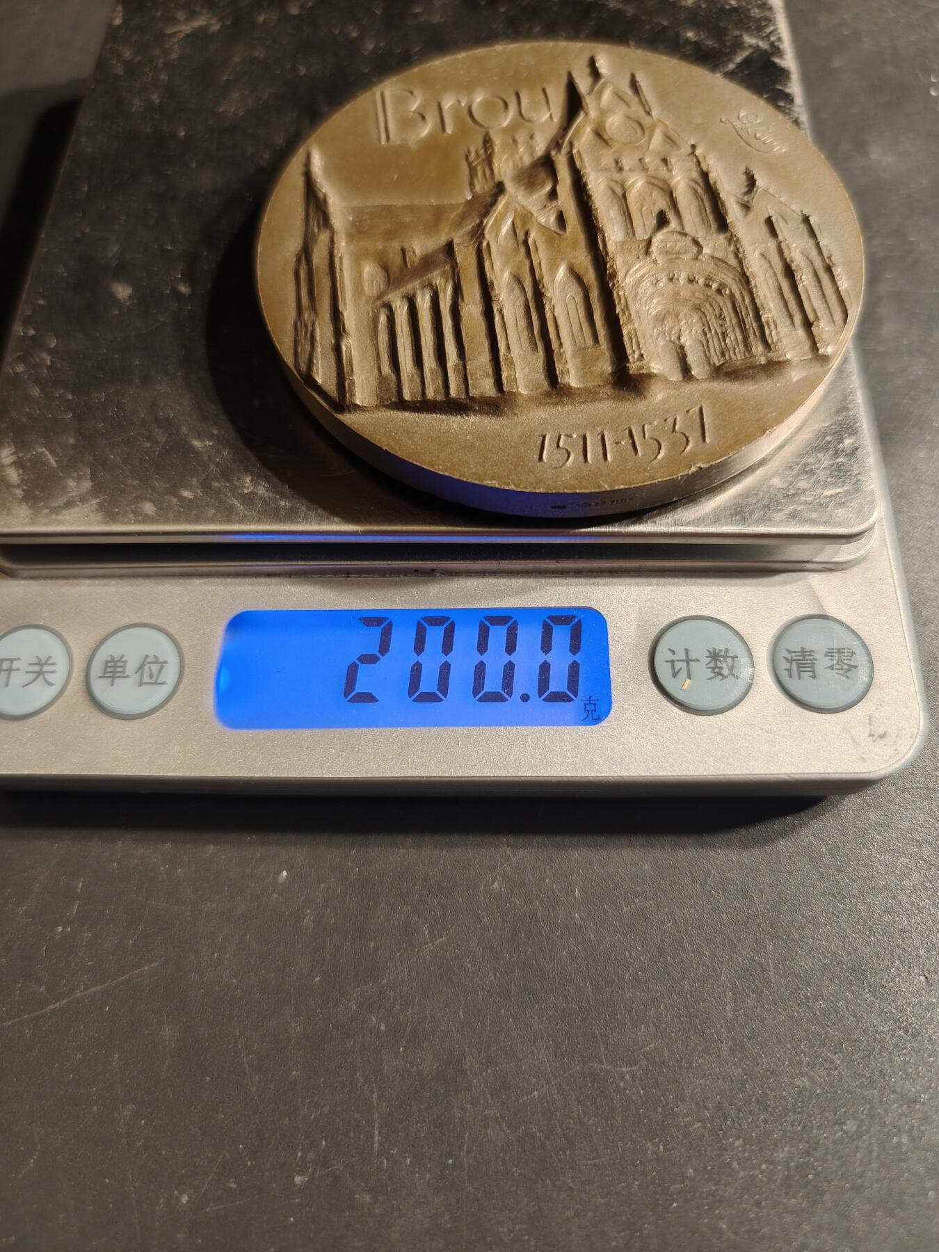 老王徽章第163期 13-15日三场连拍 16日统一发货  13、14日结束后可寄存 法国布鲁皇家修道院大铜章     直径68mm.   重量200g.    该修道院因埋葬着萨伏伊的菲利二世与其妻子奥地利的玛格丽特而闻名 