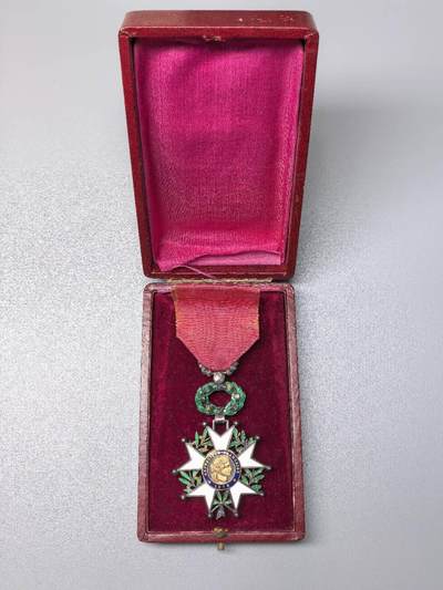 小驴勋章奖章收藏11月15日周六晚五点拍卖（珍爱和平，收藏战争，铭记历史，勿忘国耻，忠党爱国。有偿代拍，送拍规则在简介最后，参拍须阅读规则后再参拍，关系到运费包装发货时效真假辨别等关键信息，拍卖时不再发原图，看大图店主微信码在拍卖店铺介绍里） - 法国三共骑士级荣誉军团勋章，定制珠宝版立体叶子，带原盒，银质珐琅贴金片，珐琅有伤，打银标