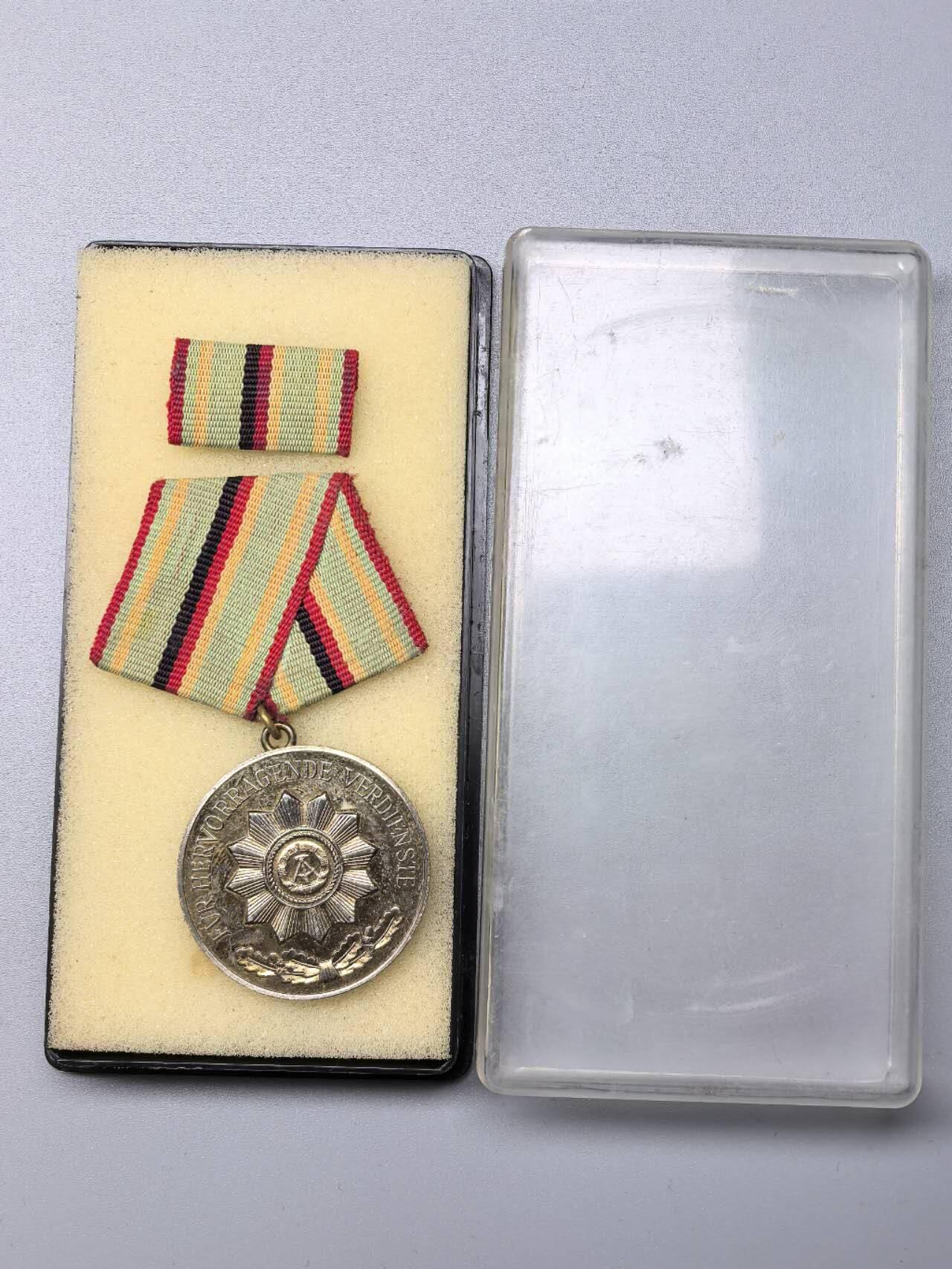 小驴勋章奖章收藏11月15日周六晚五点拍卖（珍爱和平，收藏战争，铭记历史，勿忘国耻，忠党爱国。有偿代拍，送拍规则在简介最后，参拍须阅读规则后再参拍，关系到运费包装发货时效真假辨别等关键信息，拍卖时不再发原图，看大图店主微信码在拍卖店铺介绍里）