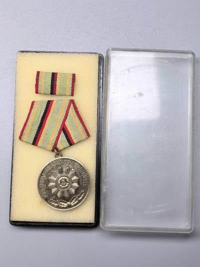 小驴勋章奖章收藏11月15日周六晚五点拍卖（珍爱和平，收藏战争，铭记历史，勿忘国耻，忠党爱国。有偿代拍，送拍规则在简介最后，参拍须阅读规则后再参拍，关系到运费包装发货时效真假辨别等关键信息，拍卖时不再发原图，看大图店主微信码在拍卖店铺介绍里） - 东德金级内务部功绩奖章