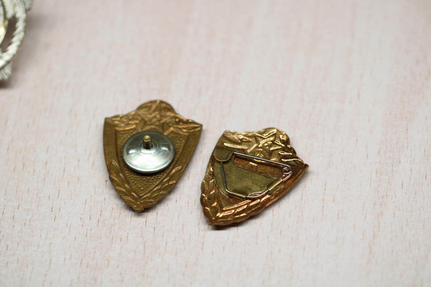 大猫徽章拍卖 第282期 南斯拉夫二级友谊、三级游击队之星 苏联证章