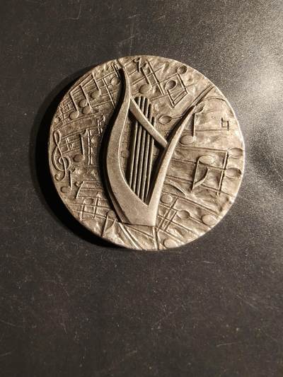 老王徽章第163期 13-15日三场连拍 16日统一发货  13、14日结束后可寄存 - 法国埃尔内市市立音乐学校镀银大铜章     直径48mm.    重量52.9g