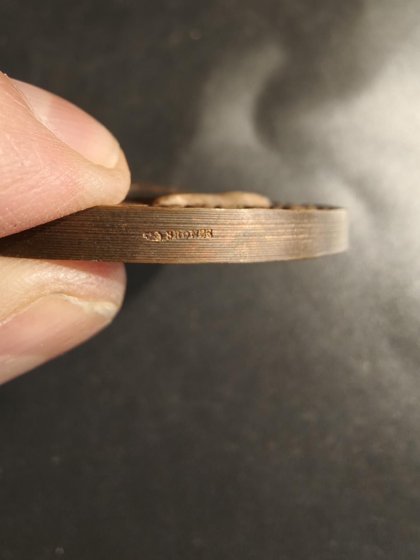 老王徽章第163期 13-15日三场连拍 16日统一发货  13、14日结束后可寄存  法国工程师和发明家伊莱尔·德·夏尔多内（人造丝之父）大铜章      直径62mm.     重量120.1g