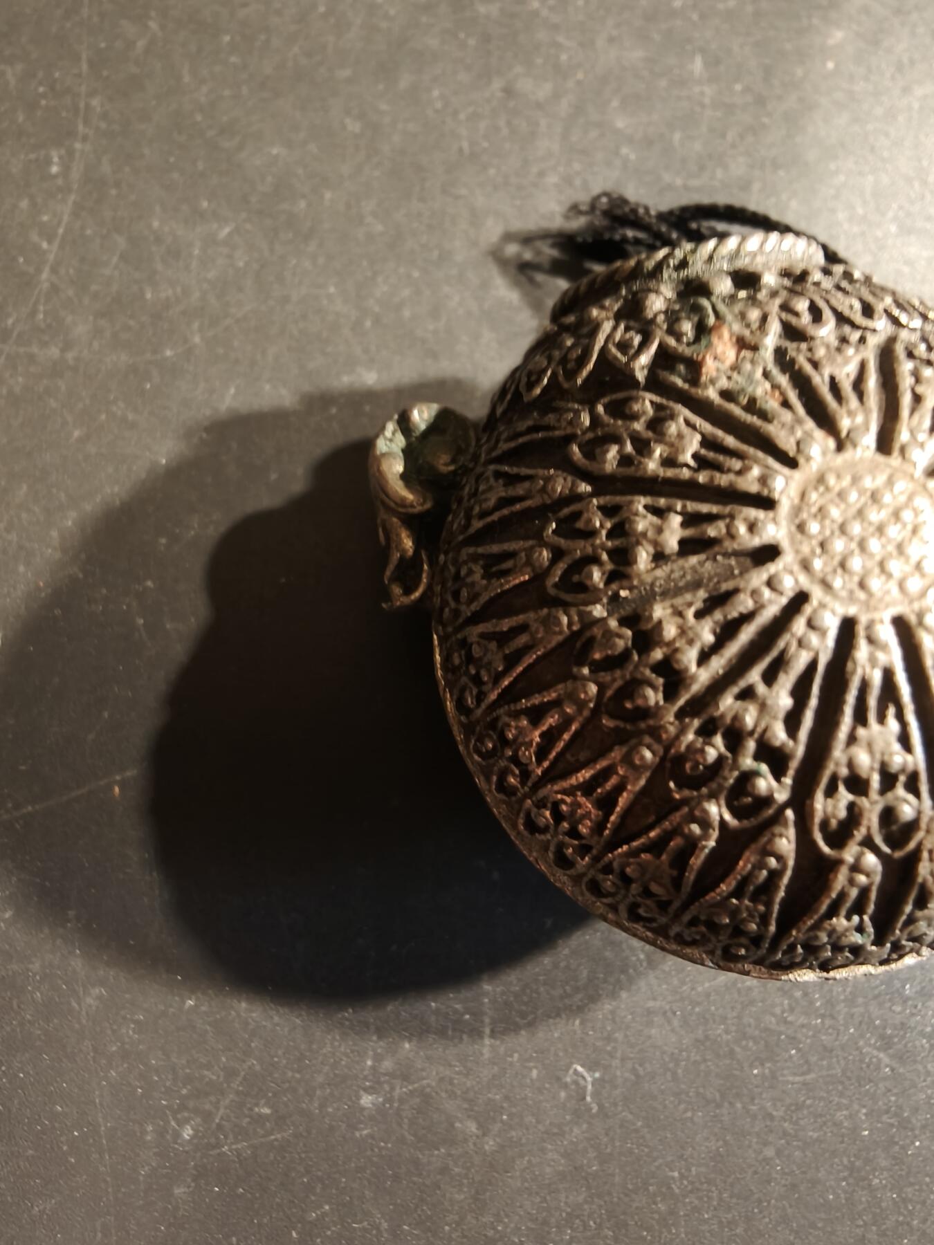 老王徽章第163期 13-15日三场连拍 16日统一发货  13、14日结束后可寄存  法国19世纪镀银香水瓶     里面有一个无法取出来的杯子类的物体     尺寸45mm