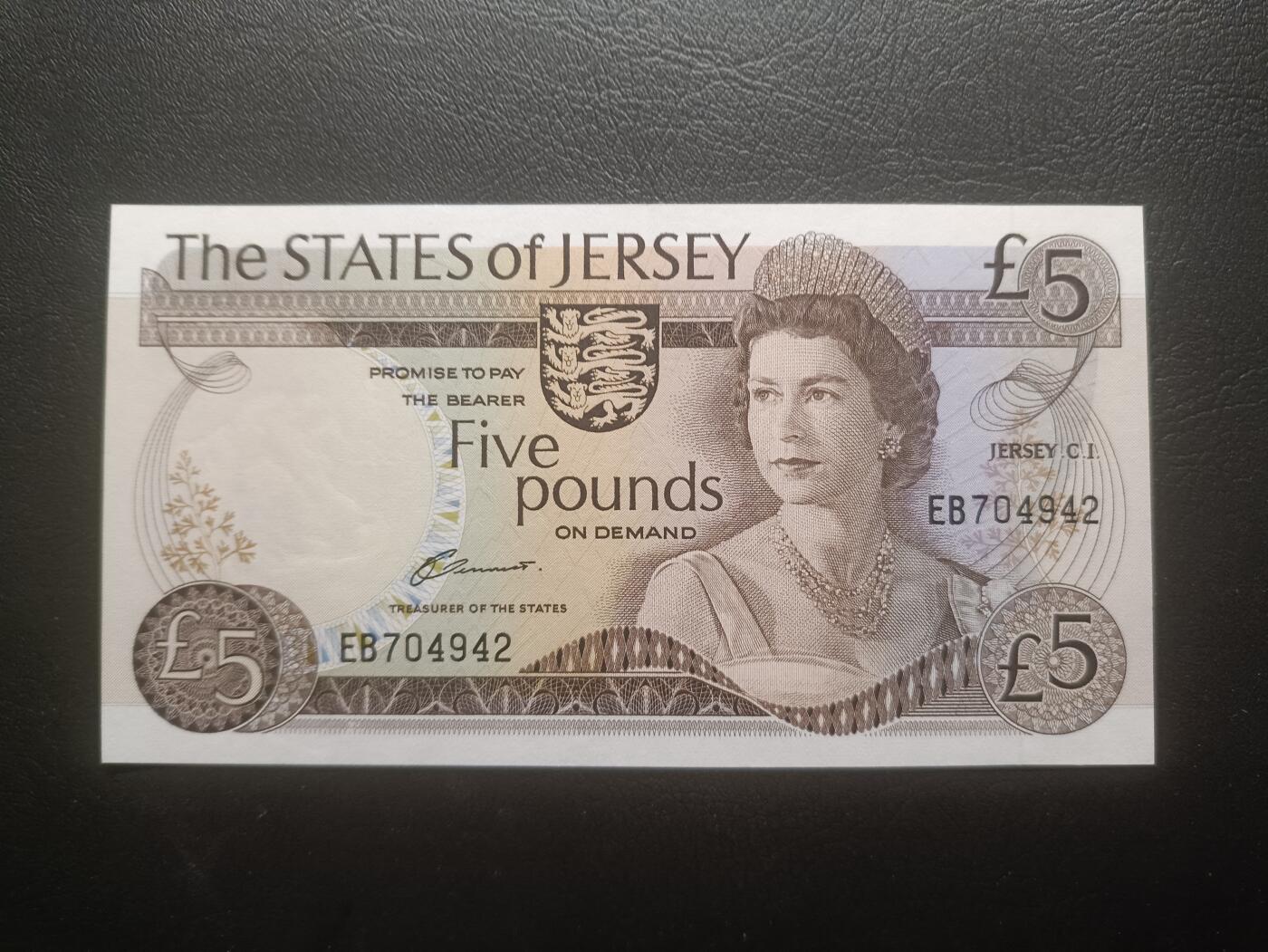 2025十一月第四期，总202期 泽西岛1983版5镑UNC双冠，稀有的珍珠冠女王版本中高面值，女王和伊丽莎白堡